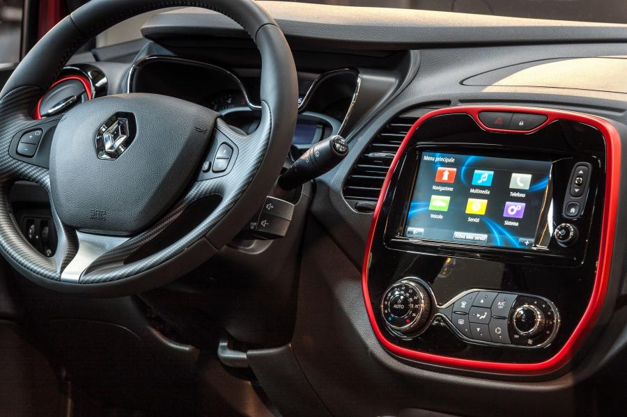 Панель приборов Renault Captur Hypnotic 2016 года  (IT) (фото 15 из 26)